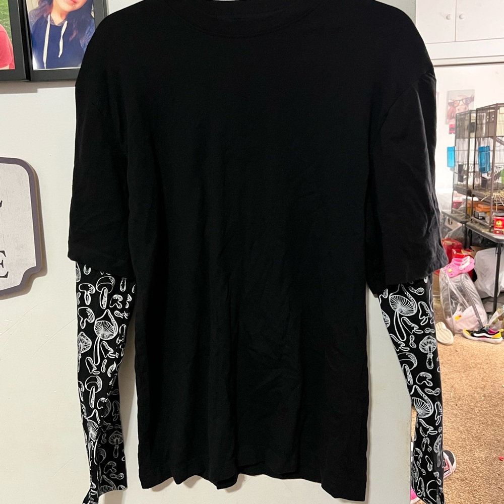 Hot Topic Black Short Sleeve Tee with White Graphic Sleeves